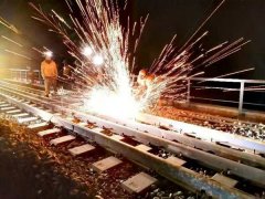 <b>挑灯夜和 为戈壁大桥“壮骨强筋”</b>